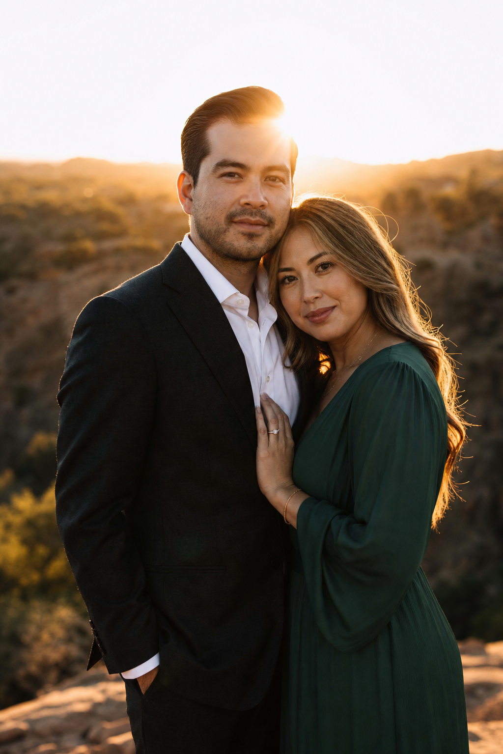 Portrait de couple en lumière dorée extérieure
